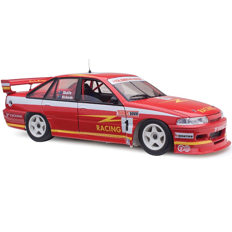 CLASSIC CARLECTABLES 1/18 HOLDEN VP COMMODORE 1993 2ND PLACE - 18790