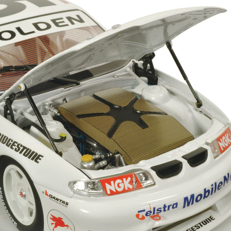 CLASSIC CARLECTABLES 1/18 HOLDEN VR COMMODORE 1995 BATHURST - 18832